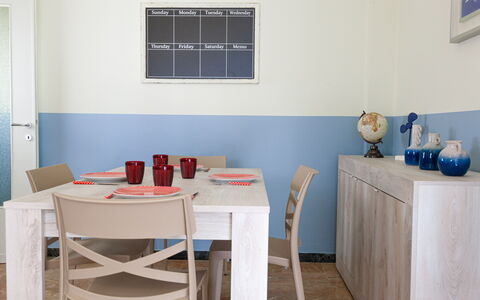 Giulia Apartment - Levanto: Table, Meubles, Bâtiment, Bleu, Bois, Fenêtre, Cadre, Design Intérieur, Sol
