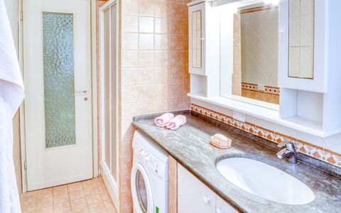 Giulia Apartment - Levanto: Salle De Bains, Propriété, Pièce, Design Intérieur, Immobilier, Maison, Sol, Bâtiment, Tuile, Domicile