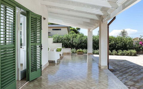 Bianca: Sol, Sol, Plafond, Porche, Ombre, Mobilier De Jardin, Colonne, Structure En Plein Air, Dalle, Chaise