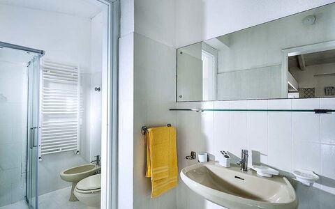Bianca: Sol, Luminaire Plomberie, Design Intérieur, Sol, Salle De Bains, Plafond, Évier, Plomberie, Robinet, Pièce