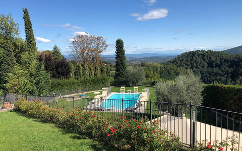 Montefiore: Propriété, Ciel, Immobilier, Maison, Herbe, Arbre, Jardin, Domicile, Botanique, Montagne