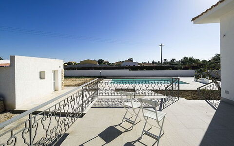 Villa Berbaro: Ciel, Bâtiment, Ombre, Piscine, L'Eau, Design Urbain, Mobilier De Jardin, Zone Résidentielle, Loisir, Façade