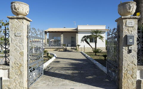 Villa Berbaro: Ciel, Propriété, Jour, Plante, Bâtiment, Bleu Azur, Architecture, Fenêtre, Surface De La Route, Porte