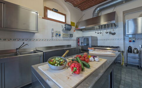 Villa Dei Michelangioli a Brolio: Comptoir, Propriété, Pièce, Cuisine, Bâtiment, Maison, Design Intérieur, Immobilier, Meubles, Domicile