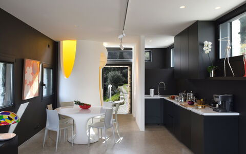 Casa Farfalla: Meubles, Design Intérieur, Sol, Luminaire, Plafond, Éclairage, Chaise, Table, Cuisine, Table Cuisine Et Salle A Manger