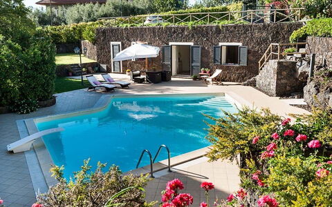 Eden Retreat: L'Eau, Fleur, Plante, Propriété, Piscine, Bleu Azur, Bâtiment, Arbre, Chaise, Mobilier De Jardin