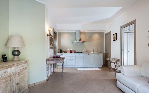 Eden Retreat: Propriété, Cabinetry, Meubles, Canapé, Tiroir, Bois, Design Intérieur, Commode, Sol