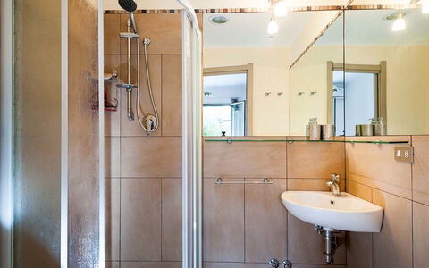 Eden Retreat: Miroir, Luminaire Plomberie, Robinet, Évier, Propriété, Tete De Douche, Bâtiment, Lavabo, Porte De Douche, Salle De Bains
