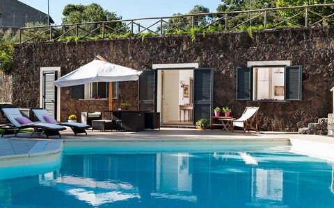 Eden Retreat: L'Eau, Propriété, Meubles, Piscine, Bâtiment, Chaise, Bleu Azur, Plante, Mobilier De Jardin, Ombre