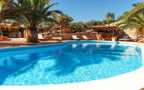 Residence Villa Smeralda: L'Eau, Ciel, Propriété, Piscine, La Nature, Bleu Azur, Arbre, Éclairage, Plan D'Eau, Plante