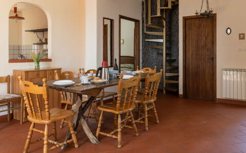 Mareneve: Table, Meubles, Chaise, Bois, Design Intérieur, Bâtiment, Porte, Sol, Sol, Tache De Bois