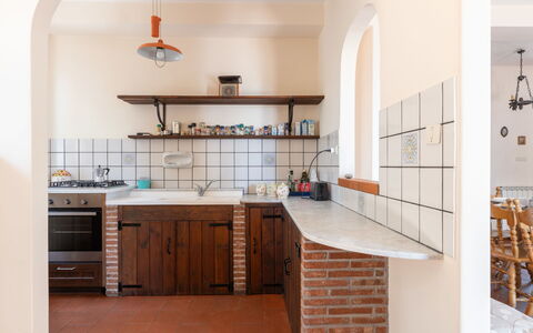 Mareneve: Cabinetry, Propriété, Comptoir, Évier, Bois, Cuisine, Cuisinière, Rayonnage, Design Intérieur, Architecture