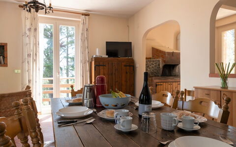 Mareneve: Meubles, Propriété, Fenêtre, Bois, Vaisselle, Cadre, Éclairage, Table, Chaise, Design Intérieur