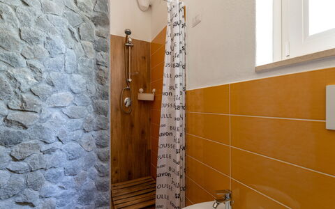 Mareneve: Bâtiment, Propriété, Luminaire Plomberie, Robinet, Miroir, Bois, Évier, Lavabo, Salle De Bains, Violet