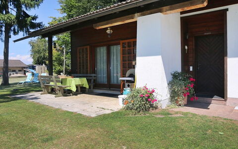 Rustika: Plante, Ciel, Bâtiment, Arbre, Porte, Ombre, Zone Résidentielle, Chalet, Fenêtre, Herbe