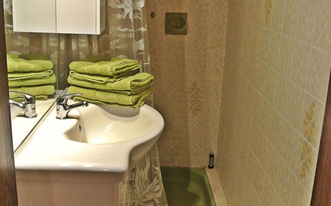 Rustika: Salle De Bains, Vert, Propriété, Pièce, Toilette, Tuile, Siège De Toilette, Luminaire Plomberie, Design Intérieur, Sol
