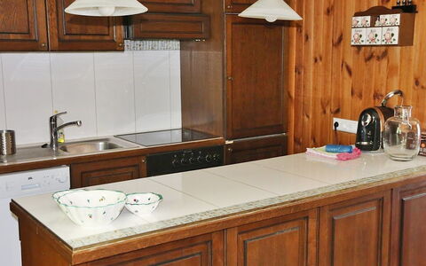 Rustika: Comptoir, Cuisine, Cabinetry, Pièce, Meubles, Propriété, Évier, Maison, Tache De Bois, Bâtiment