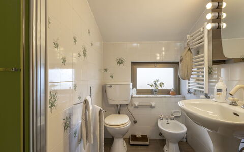 Serena: Luminaire Plomberie, Miroir, Robinet, Évier, Salle De Bains, Violet, Bâtiment, Lavabo, Toilette, Design Intérieur