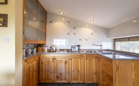 Serena: Comptoir, Cabinetry, Robinet, Evier, Évier, Cuisine, Bois, Design Intérieur, Sol, Sol