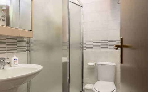 Il Poggio: Propriété, Luminaire Plomberie, Blanc, Salle De Bains, Violet, Évier, Miroir, Éclairage, Robinet