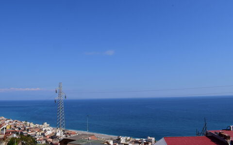 Il Poggio: Ciel, Bleu, Mer, Horizon, Bleu Azur, Ville, Vacances, Côte, Toit, Tourisme