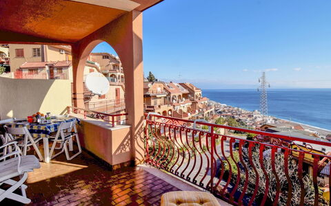 Il Poggio: Propriété, Balcon, Bâtiment, Pièce, Immobilier, Maison, Appartement, Domicile, Mer, Architecture