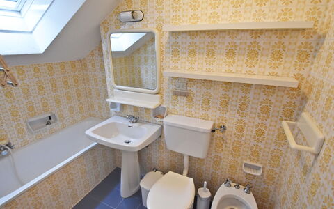 Canazei 710: Salle De Bains, Propriété, Pièce, Design Intérieur, Tuile, Siège De Toilette, Mur, Immobilier, Architecture, Bâtiment