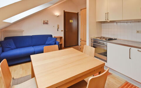 Canazei 710: Propriété, Pièce, Meubles, Design Intérieur, Bâtiment, Table, Maison, Immobilier, Sol, Grenier