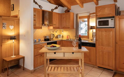 Ropiar: Meubles, Cuisine, Cabinetry, Design Intérieur, Bois, Comptoir, Sol, Appareil De Cuisine, Plafond, Sol