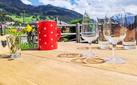 Fury Rez: Nuage, Ciel, Plante, Vaisselle, Arbre, Verres À Pied, Bois, Montagne, Drinkware, Table