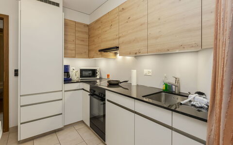 Rehli: Cuisine, Comptoir, Appareil De Cuisine, Cabinetry, Design Intérieur, Meubles, Sol, Bois, Principaux Appliance, Sol