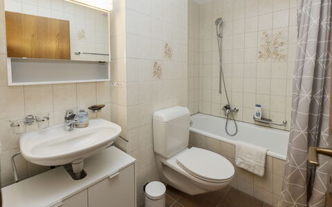 Rehli: Salle De Bains, Lavabo, Luminaire Plomberie, Évier, Toilette, Siège De Toilette, Design Intérieur, Sol, Sol, Robinet