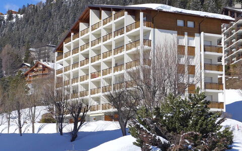 Crans-Montana 380: Neige, Jour, Propriété, Bâtiment, La Nature, Arbre, Ciel, Montagne, Biome, Gelé