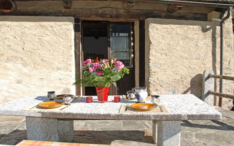 Rustico Cristallo: Propriété, Table, Pièce, Maison, Bâtiment, Meubles, Design Intérieur, Fleur, Vacances, Plante