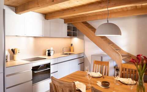 Celerina 6: Meubles, Cabinetry, Table, Propriété, Comptoir, Chaise, Bois, Appareil De Cuisine, Design Intérieur, Cuisinière