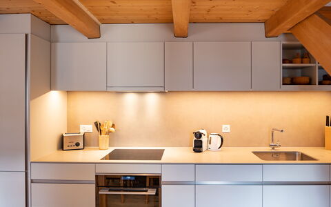 Celerina 6: Cabinetry, Propriété, Meubles, Comptoir, Lumière, Cuisine, Bois, Maison, Bâtiment, Cuisinière