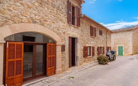 Biniarroi Charm & Quality: Bâtiment, Propriété, Nuage, Fenêtre, Ciel, Bleu Azur, Porte, Plante, Surface De La Route, Bois