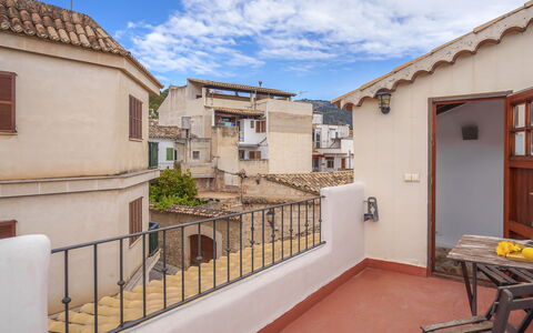 Biniarroi Charm & Quality: Nuage, Plante, Ciel, Bâtiment, Propriété, Fenêtre, Bleu Azur, Bois, Quartier, Zone Résidentielle