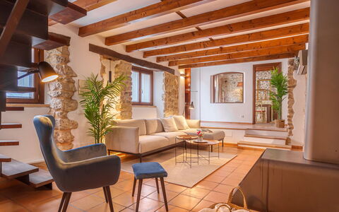 Biniarroi Charm & Quality: Meubles, Propriété, Plante, Canapé, Bois, Plante D'Appartement, Éclairage, Design Intérieur, Chaise, Sol