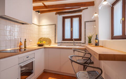 Biniarroi Charm & Quality: Robinet, Cabinetry, Comptoir, Propriété, Évier, Evier, Luminaire Plomberie, Bâtiment, Cuisine, Bois