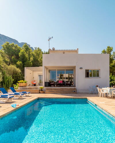 Betlem: L'Eau, Ciel, Plante, Propriété, Bâtiment, Piscine, Bleu Azur, Bleu, Ombre, Arbre
