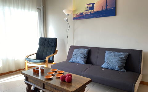 Roger de Flor: Meubles, Table, Ciel, Chaise, Bois, Design Intérieur, Arbre, Sol, Ombre, Bâtiment