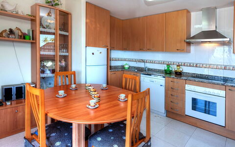 Fané: Pièce, Propriété, Meubles, Comptoir, Cuisine, Bâtiment, Cabinetry, Maison, Design Intérieur, Immobilier
