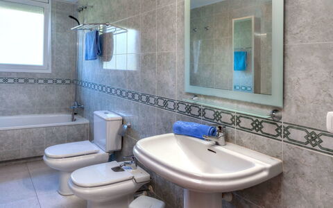 Fané: Salle De Bains, Propriété, Pièce, Robinet, Mur, Tuile, Design Intérieur, Évier, Architecture, Lavabo