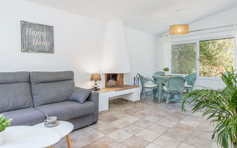 Mimosa: Canapé, Meubles, Table, Propriété, Plante, Design Intérieur, Éclairage, Bois, Sol, Salon