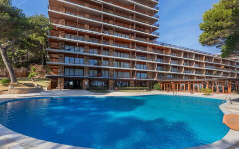 St Antoni de Calonge 250: L'Eau, Propriété, Ciel, Piscine, Bâtiment, Bleu Azur, Arbre, Plante, Architecture, Condominium
