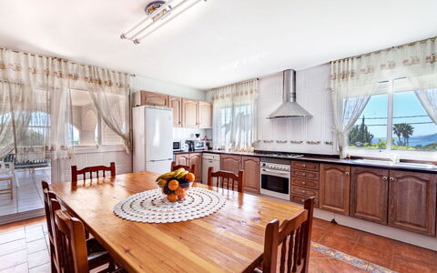 Macedonia: Pièce, Propriété, Meubles, Design Intérieur, Immobilier, Bâtiment, Cuisine, Cabinetry, Plafond, Table