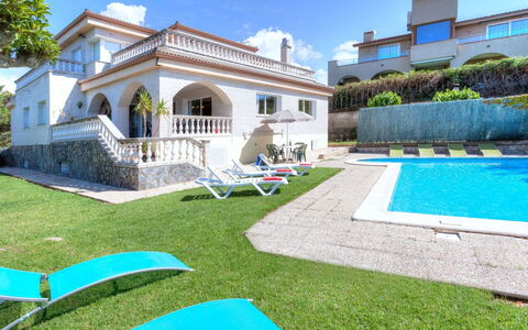 Macedonia: Propriété, Maison, Bâtiment, Immobilier, Herbe, Villa, Domicile, Manoir, Piscine, Biens