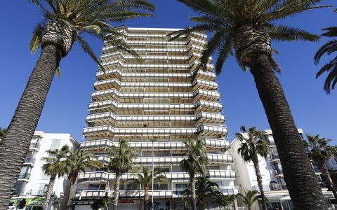 Salou 206: L'Eau, Ciel, Propriété, Plante, Bâtiment, Nuage, Piscine, Arbre, Zone Résidentielle, Herbe