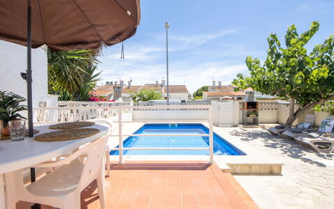 Marina: Piscine, Recours, Ombre, Mobilier De Jardin, Chaise, Plante D'Appartement, Hôtel, Tuile, Pot De Fleur, Eco Hôtel
